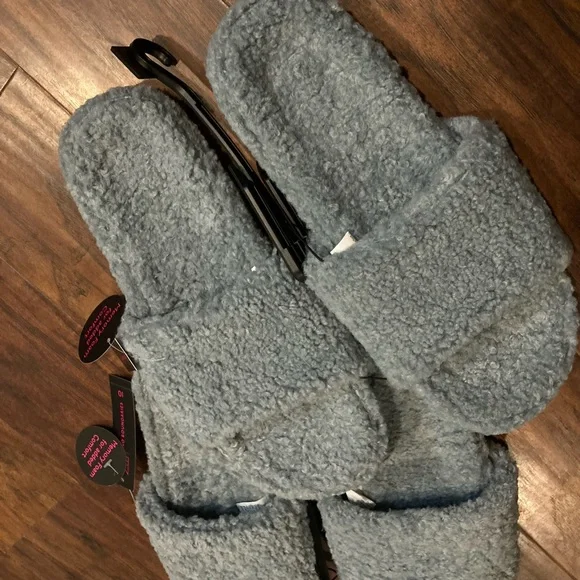 NWT Memory Foam Fleece Fuzzy Slippers - Picture 2 of 4